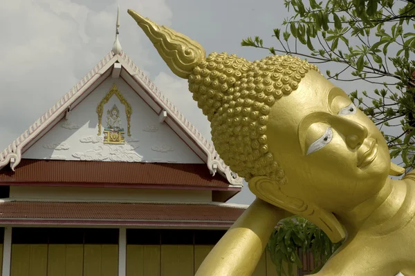 Outdoor golden Reclining Buddha. — Stock Photo, Image