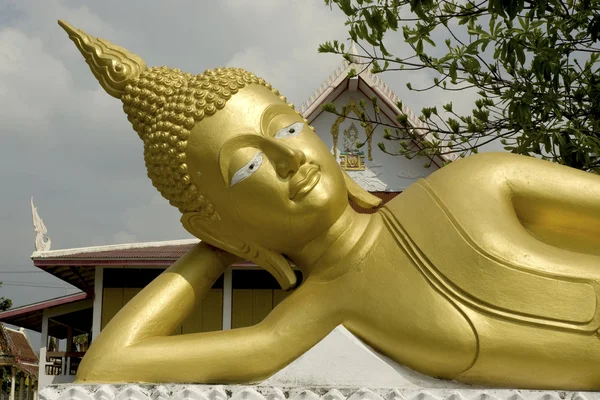 Outdoor golden Reclining Buddha. — Stock Photo, Image