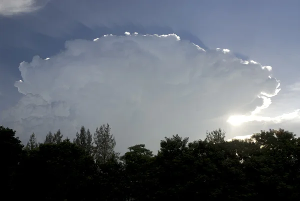 Nube lluviosa en el cielo . — Foto de Stock