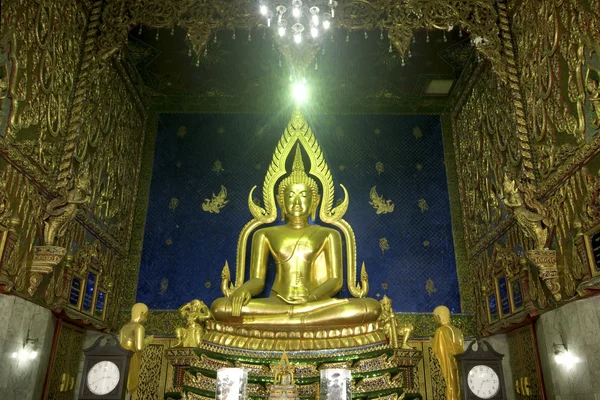 Buddha i buddhistiska Thai kyrka. — Stockfoto