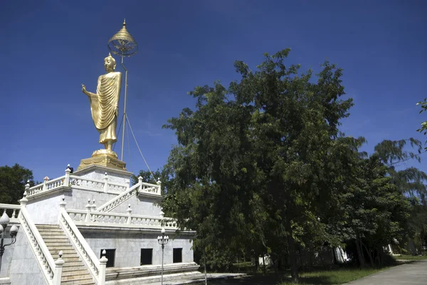 Staande Boeddha in Thaise tempel. — Stockfoto