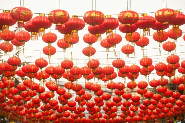Traditionella kinesiska nyåret lanternorna är för fest. — Stockfoto