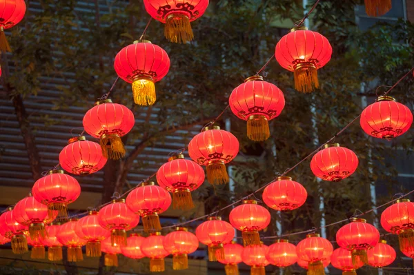 Les lanternes chinoises traditionnelles du nouvel an sont pour la célébration . — Photo