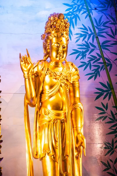 Gouden standbeeld van Kuan Yin . — Stockfoto