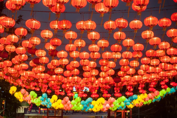 Les lanternes chinoises traditionnelles du nouvel an sont pour la célébration . — Photo