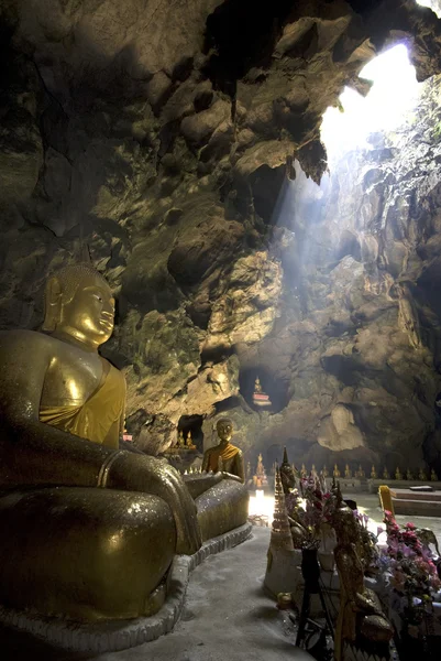 Buddha in der Höhle — Stockfoto