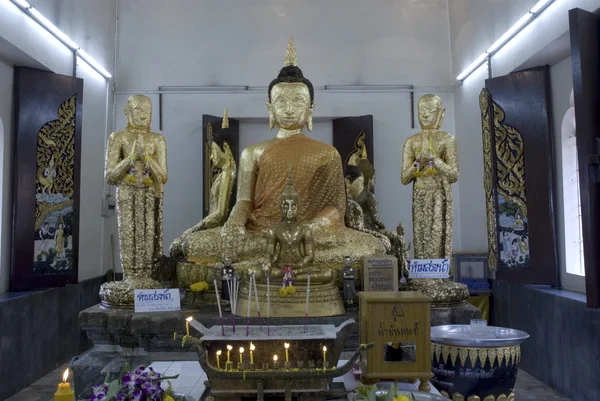 Buddha dourado no templo tailandês. — Fotografia de Stock