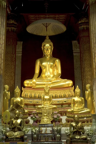 Guldbuddha i thai-templet. — Stockfoto