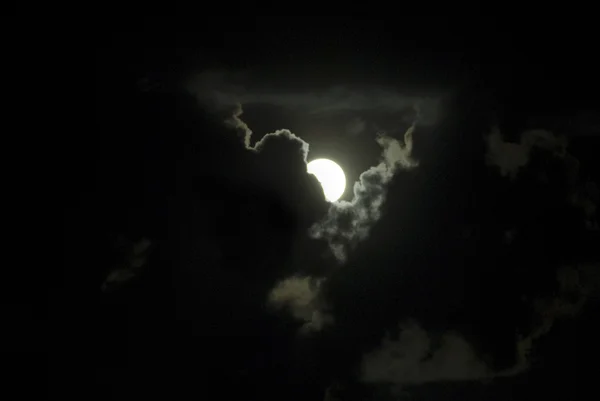 Měsíc a mraky. — Stock fotografie