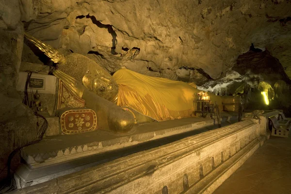Buddha sdraiato in grotta . — Foto Stock