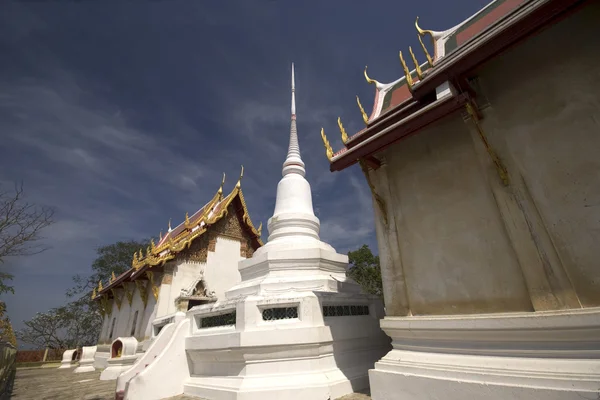 Pagoda między dwoma Kościoła w tajski temple, Tajlandia. — Zdjęcie stockowe