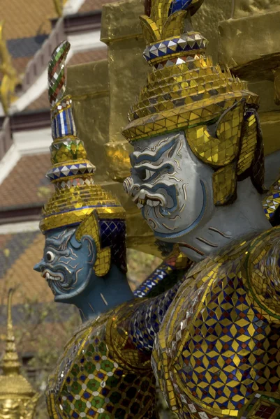 Twee gezicht reuzen op Thaise tempel. — Stockfoto