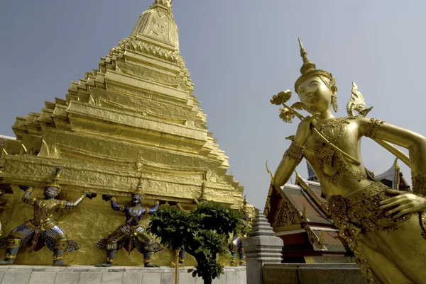 La estatua del ángel de oro en templo tailandés . —  Fotos de Stock