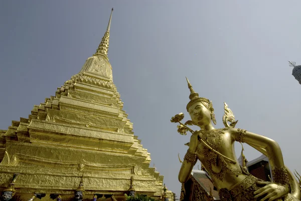 La statue d'ange d'or dans le temple thaïlandais . — Photo