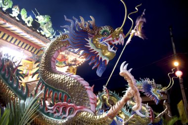 Dragon Çin tapınak çatı üzerinde.