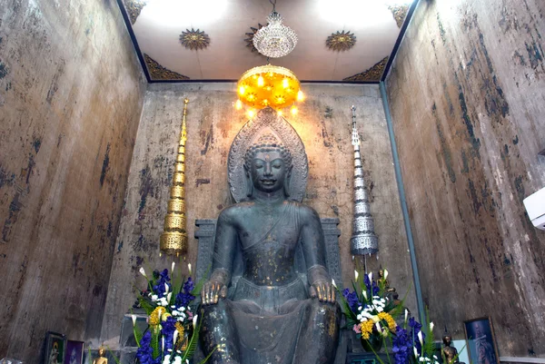 Oude stenen Boeddha zittend in Thaise tempel. — Stockfoto