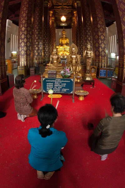 Budismo Culto dos povos tailandeses no Buda principal no templo de Wat Naprameru . — Fotografia de Stock