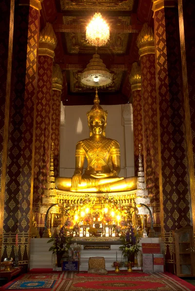 Golden Buddha bild i ett tempel. — Stockfoto