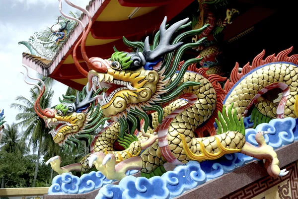 Schöner Drache am chinesischen Schrein. — Stockfoto