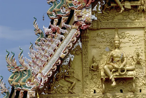 Naga Thaise kunst op het dak bij Thai kerk. — Stockfoto