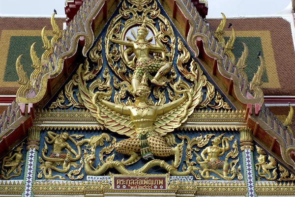 Тайское искусство на крыше церкви . — стоковое фото