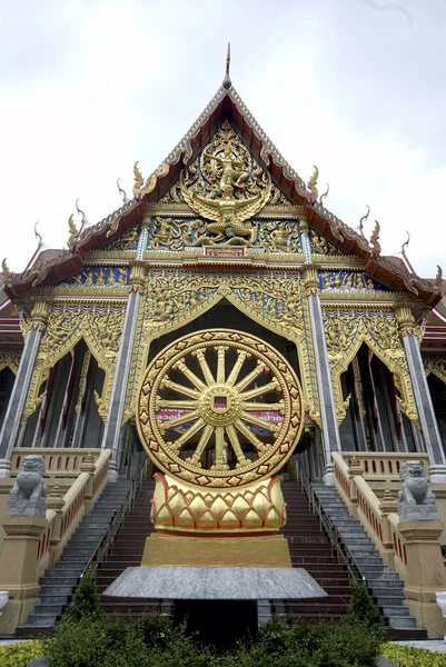 Thammachak은 불교의 상징 앞 타이어 교회. — 스톡 사진