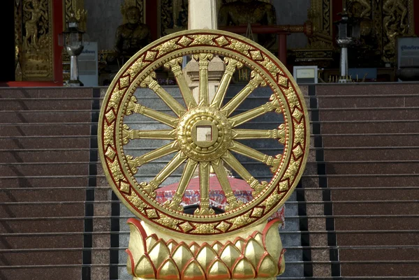 Колесо Дхарму, символ буддизму. — стокове фото