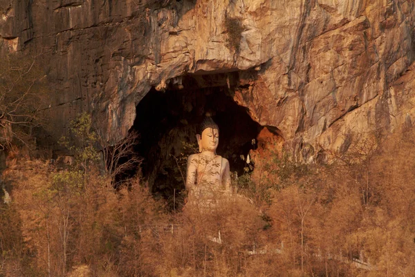 Bouddha sur la grotte  . — Photo