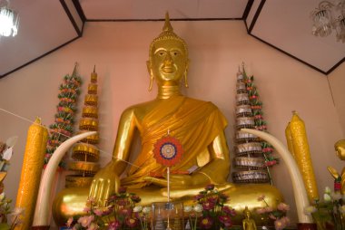 Buda Tay kilisede oturan.