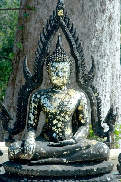 Schwarze sitzende Buddha-Statue im thailändischen Tempel. — Stockfoto