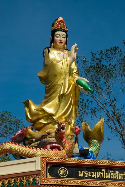 Guan Yin Chinese godin in tempel. — Stockfoto