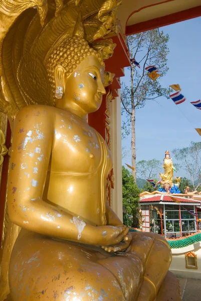 タイの寺院で屋外の黄金の仏像. — ストック写真
