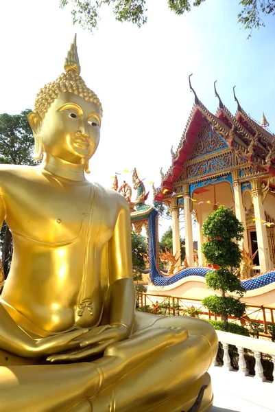 Venkovní zlatý Buddha v thajském chrámu. — Stock fotografie