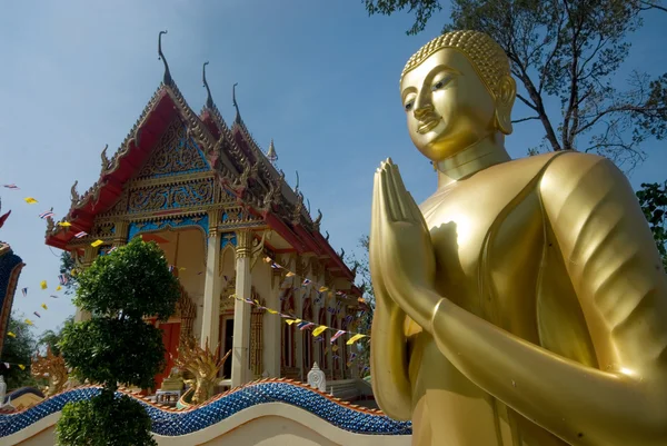 Outdoor Golden Buddha in Thai temple. — Stock Photo, Image