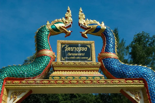 Serpientes a la entrada del templo . — Foto de Stock