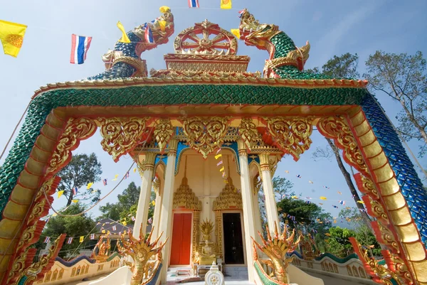 Slangen standbeeld op deur naar Thaise tempel. — Stockfoto