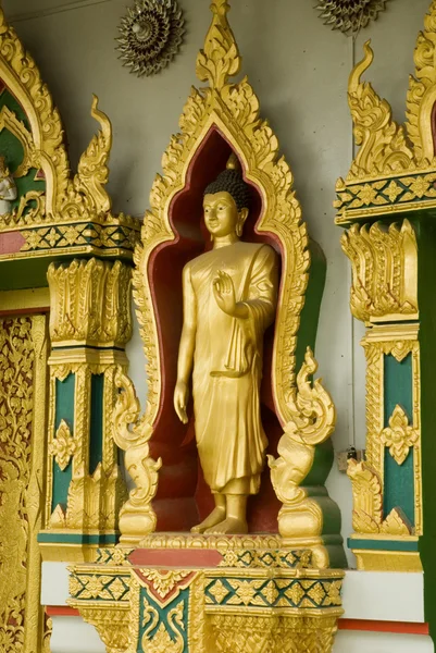 Goldene stehende Buddha-Statue. — Stockfoto