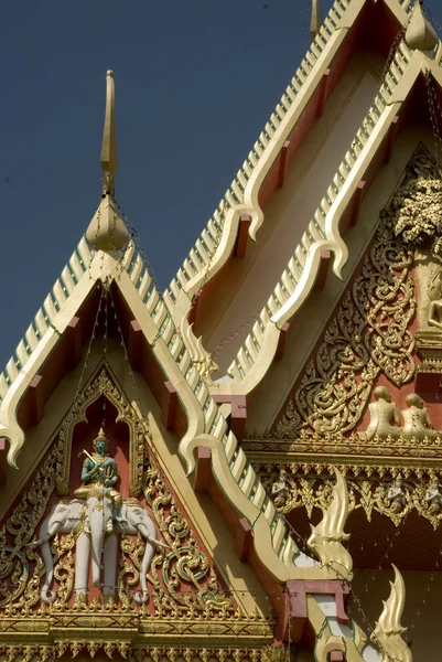 Arte tailandés en la iglesia del techo en templo . — Foto de Stock