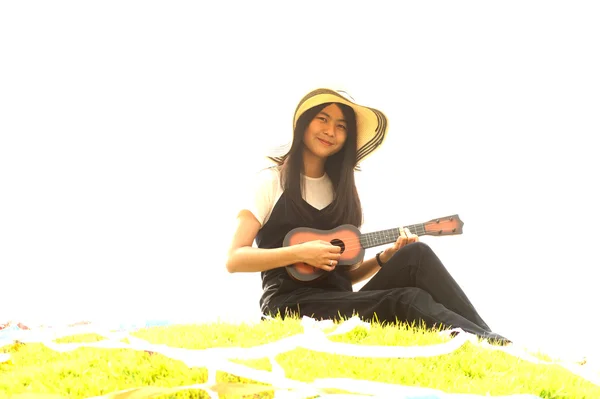 Thai jeune fille avec ukulele sur monticule . — Photo