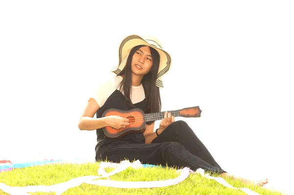 Thai jeune fille avec ukulele sur monticule . — Photo