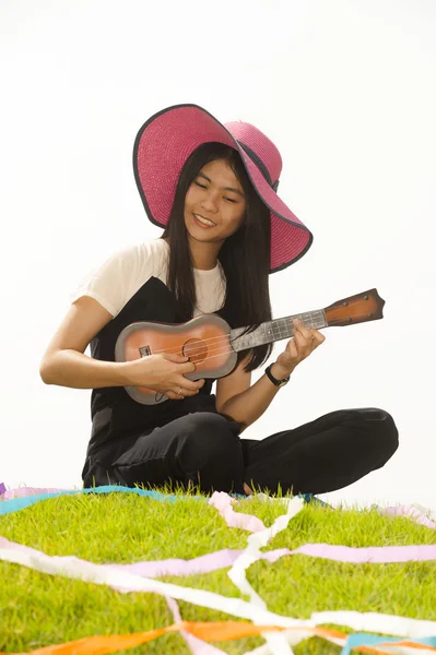 Thai jeune fille avec ukulele sur monticule . — Photo