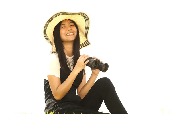 Jolie asiatique jeune femme à la recherche de jumelles  . — Photo