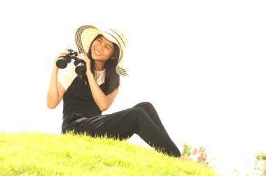 Pretty Asyagenç kadın dürbün arayan höyük üzerinde oturup .