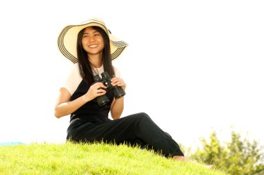 Pretty Asyagenç kadın dürbün arayan höyük üzerinde oturup .