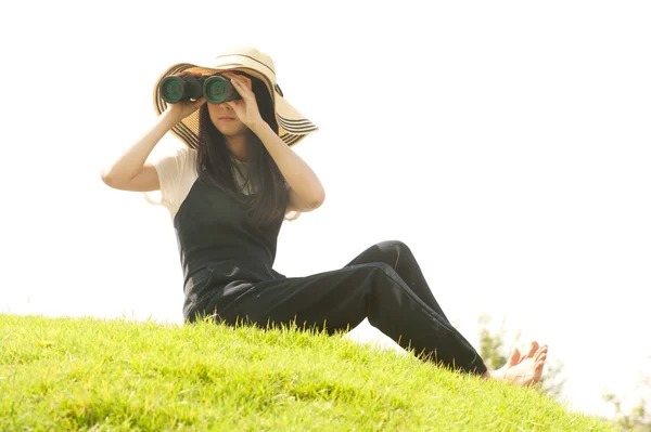 Bastante asiática joven mujer sentarse en montículo buscando binoculares  . —  Fotos de Stock
