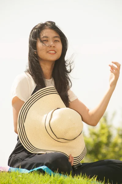 Bastante asiática joven mujer sonriendo y felicidad . —  Fotos de Stock