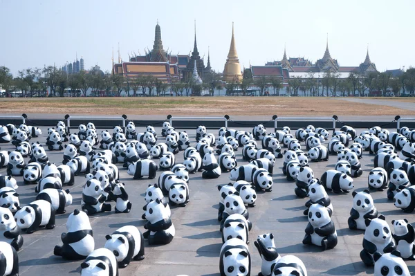 Pandas Welttournee von wwf bei Riesenschaukel, bangkok. — Stockfoto