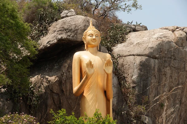 Buda dourado ao ar livre em Khao Takiab Hua Hin Beach . — Fotografia de Stock
