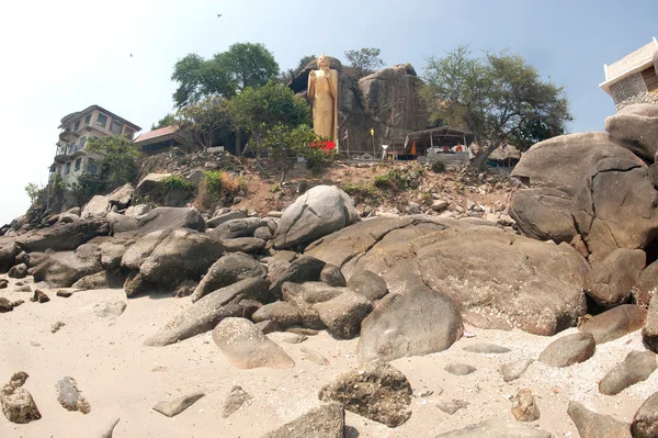 Buddha în picioare la Khao Takiab Hua Hin Beach, Thailanda . — Fotografie, imagine de stoc