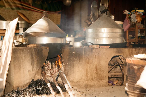 Ollas cocinando en una estufa de adobe tradicional de barro . — Foto de Stock